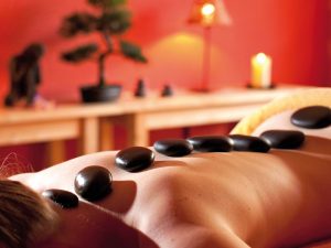 Frau während einer Hot Stone Massage im Selfness Hotel Schwarzwald Panorama