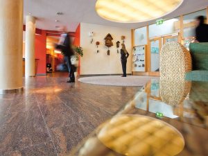 das helle und in warmen Farben gestaltete Foyer im Hotel Schwarzwald Panorama