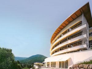 Außenansicht vom Hotel Schwarzwald Panorama mit Blick auf die Berge des Schwarzwaldes