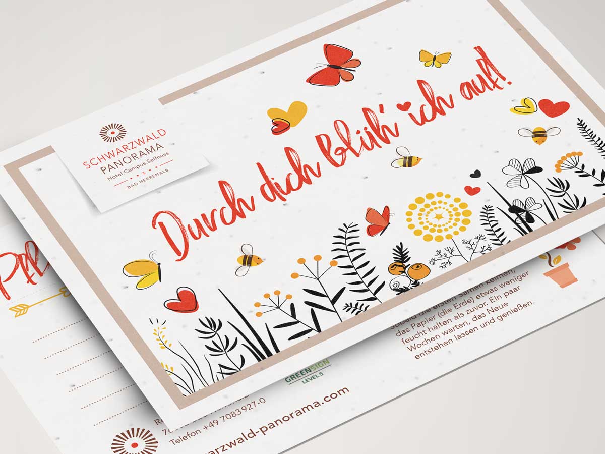 Eine farbenfroh designte Postkarte mit dem Spruch: "Durch dich blüh' ich auf!" in kunstvoller Handschrift. Ein lieber Gruß oder ein schönes Andenken aus dem Genusshotel SCHWARZWALD PANORAMA.